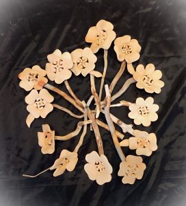 Die Swastika, Swastika Blumen, Blumen aus Zirbenholz, Holzblumen